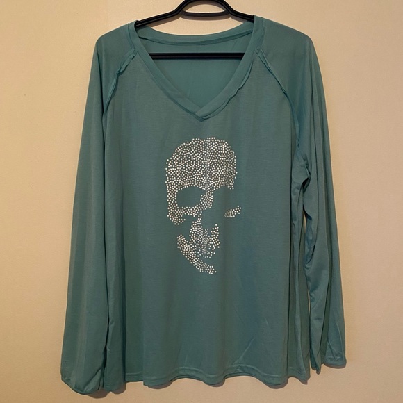 Tops - NWOT long sleeve skull tshirt